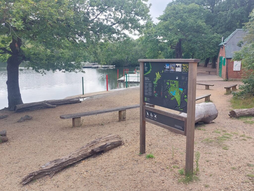 Sign post and benches at Hollow Pond Park | Personal Trainer Tips | DBworkouts.co.uk | Walthamstow | Blog